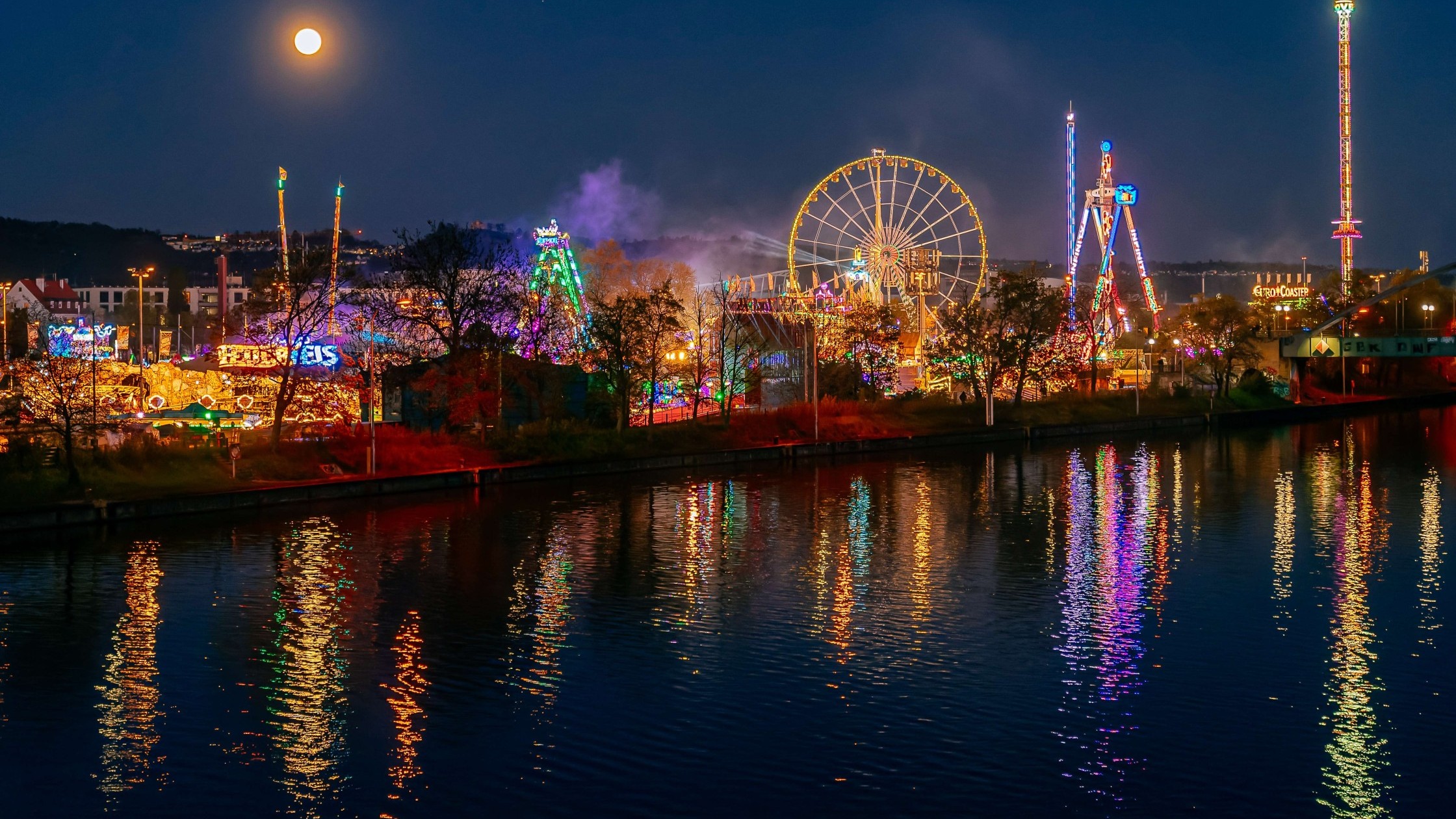 Canstatter Volksfest mit bunter Beleuchtung