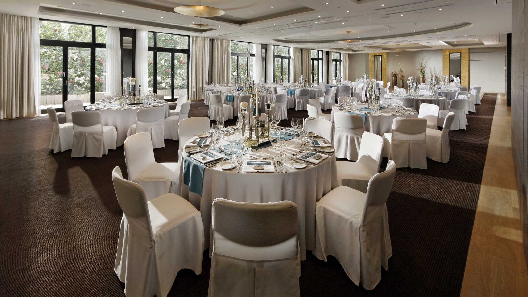Festlich eingedeckter Ballsaal