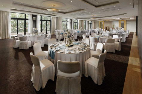 Ballsaal festlich eingedeckt Ballsaal festlich eingedeckt