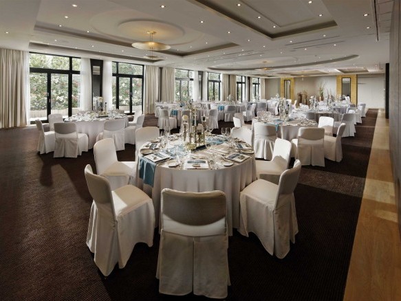 Festlich eingedeckter Ballsaal