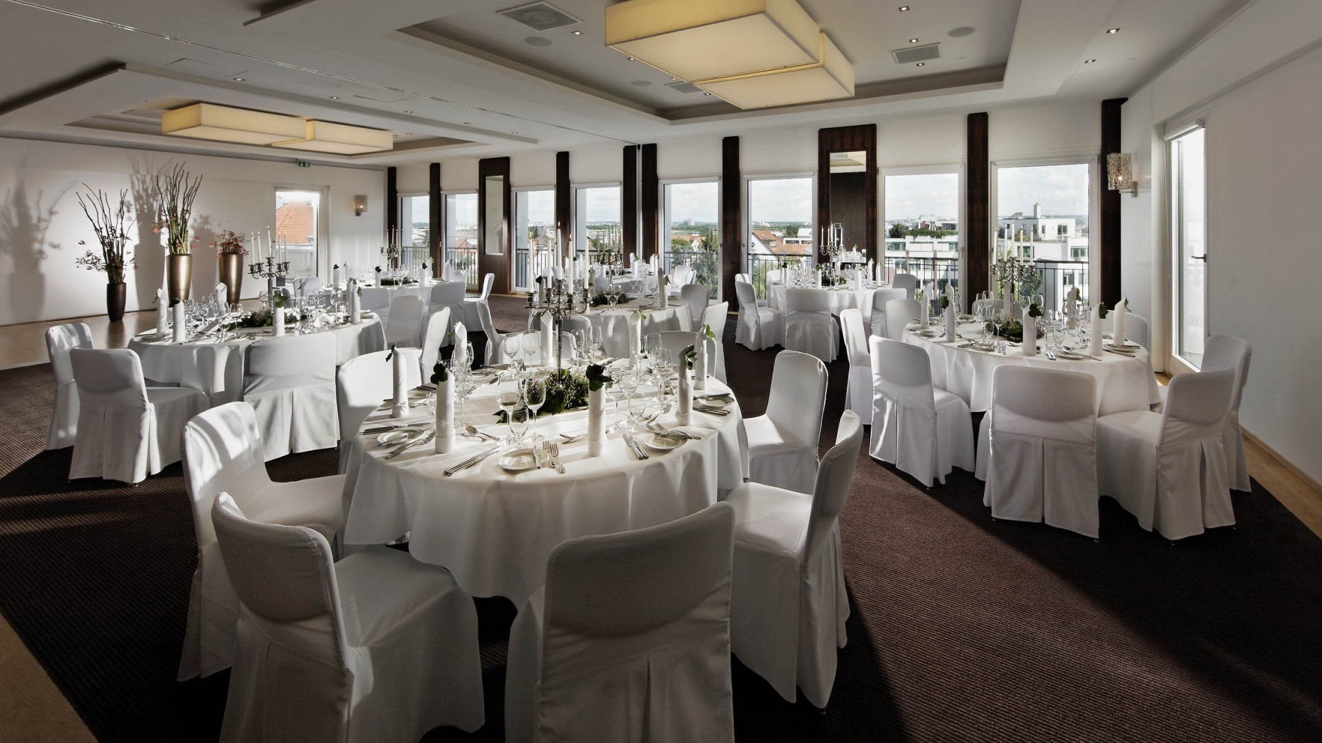 festlich eingedeckter Saal