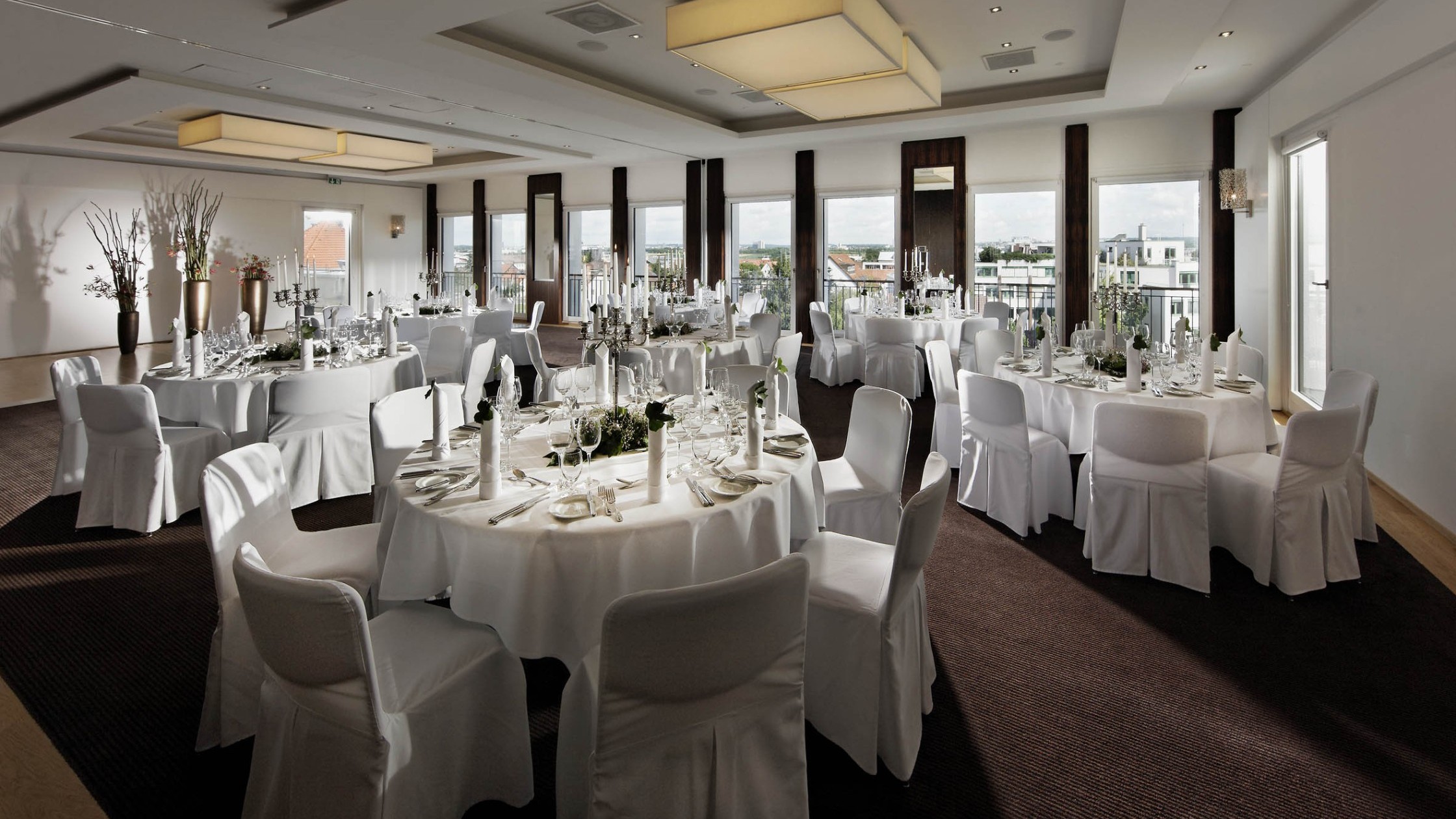 festlich eingedeckter Saal