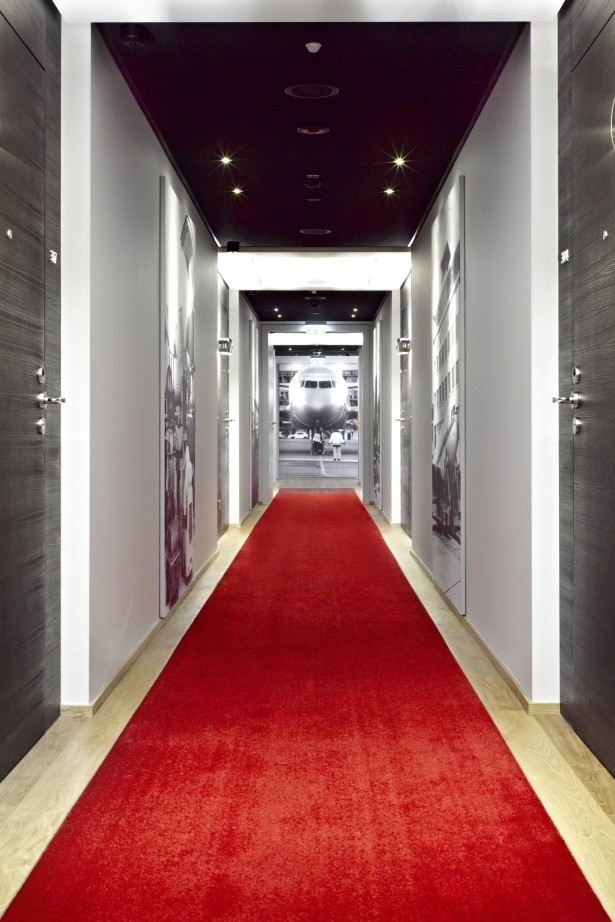 Hotelflur mit rotem Teppich