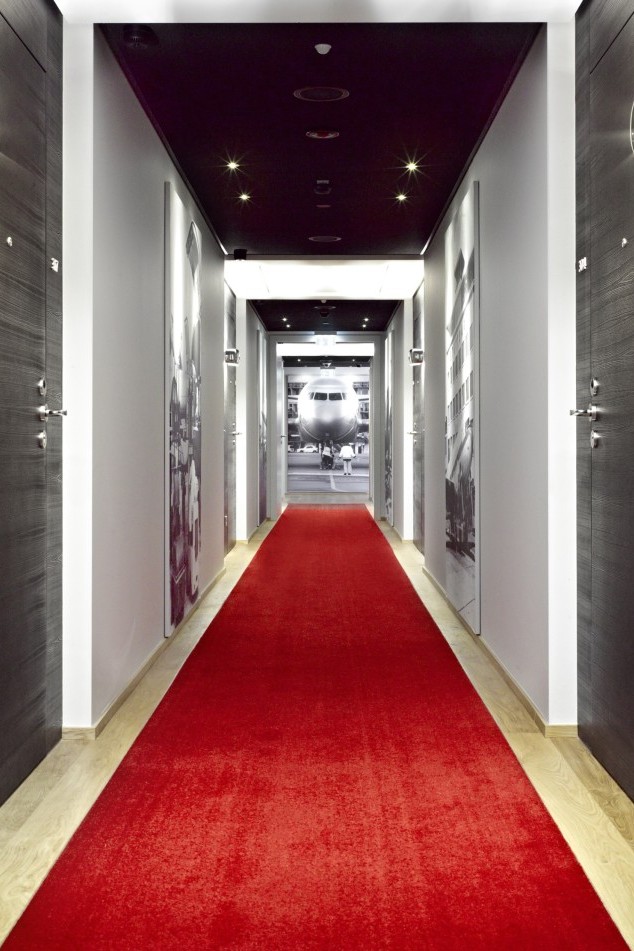 Hotelflur mit rotem Teppich