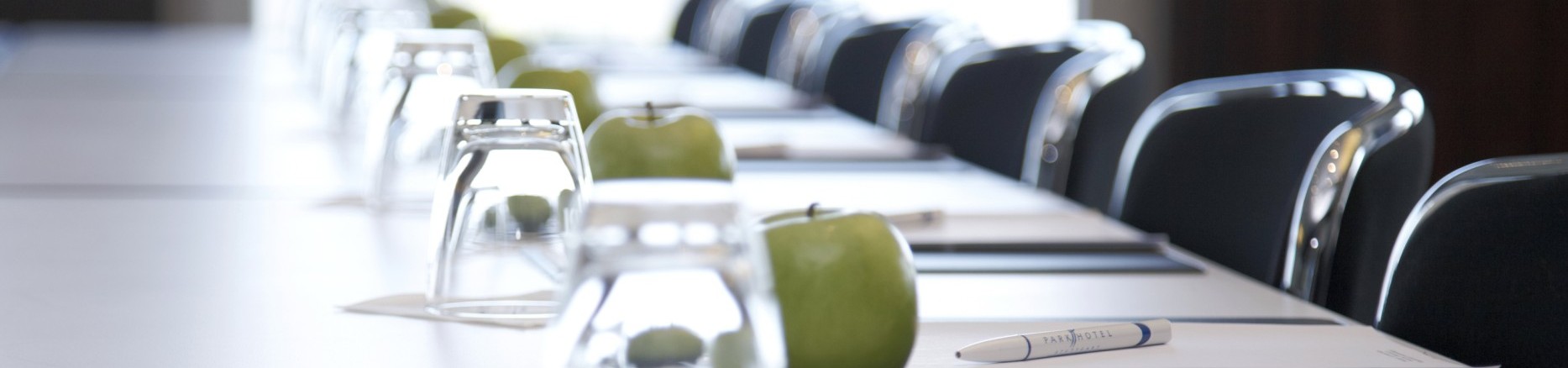 Tagungstische mit Glas und Apfel
