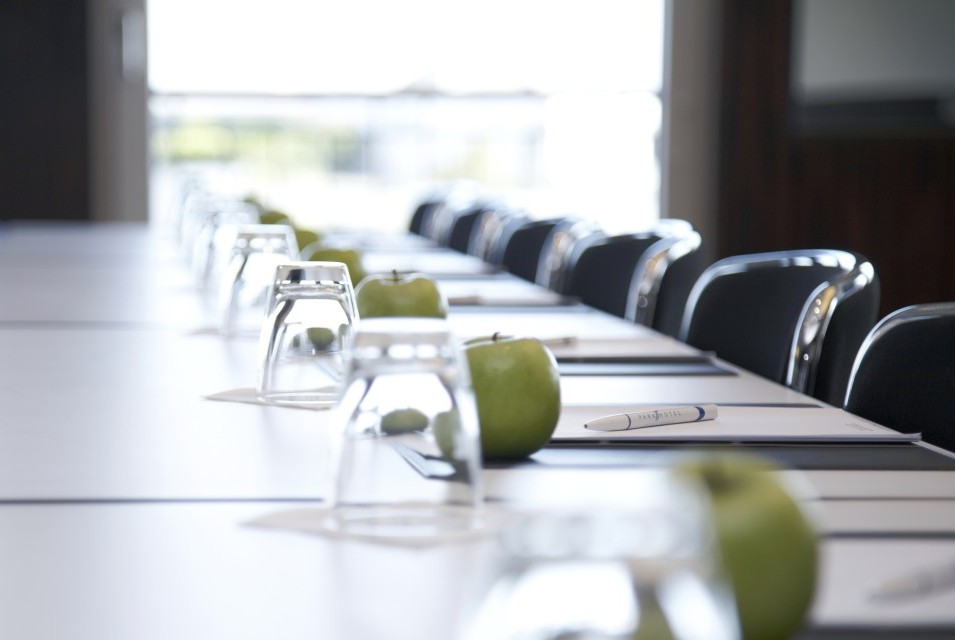 Tagungstische mit Glas und Apfel