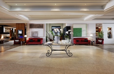 Lobby mit Deko Tisch im Mittelpunkt