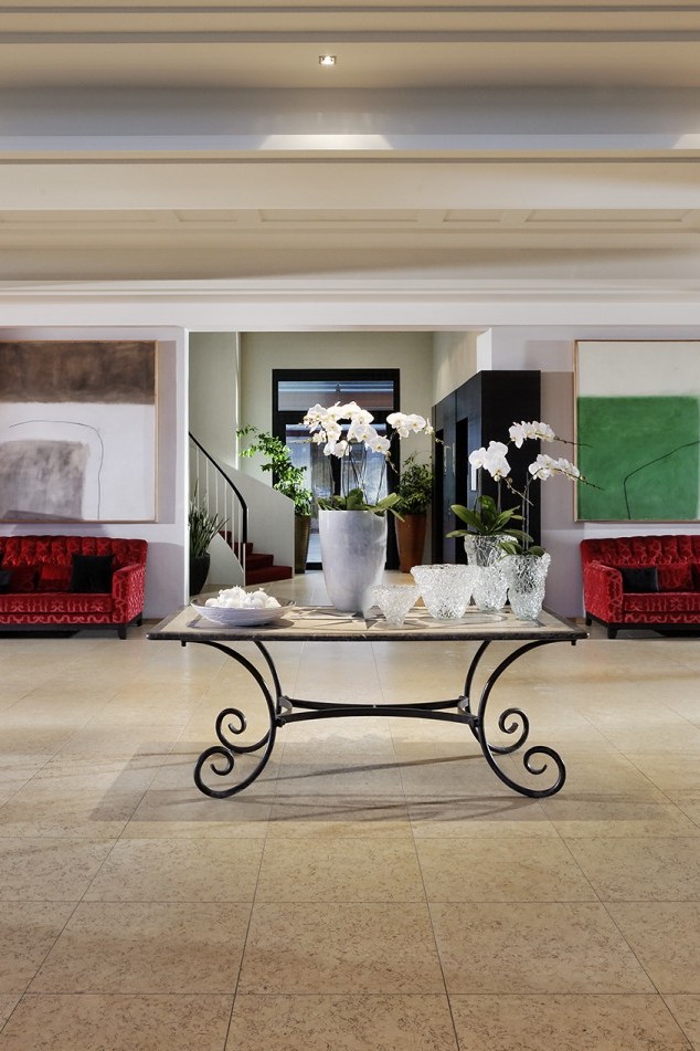 Lobby mit Deko Tisch im Mittelpunkt