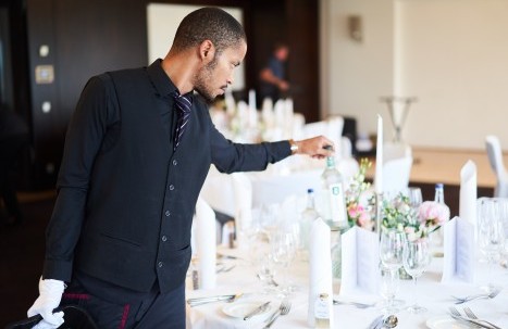 Raum wird eingedeckt