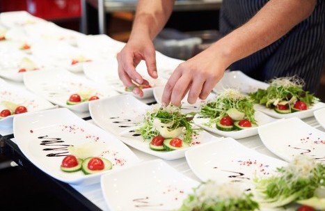 Salatbouquet anrichten