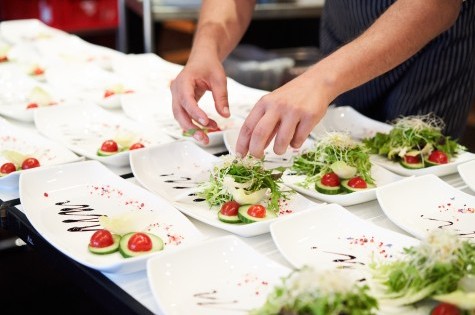 Salatbouquet anrichten