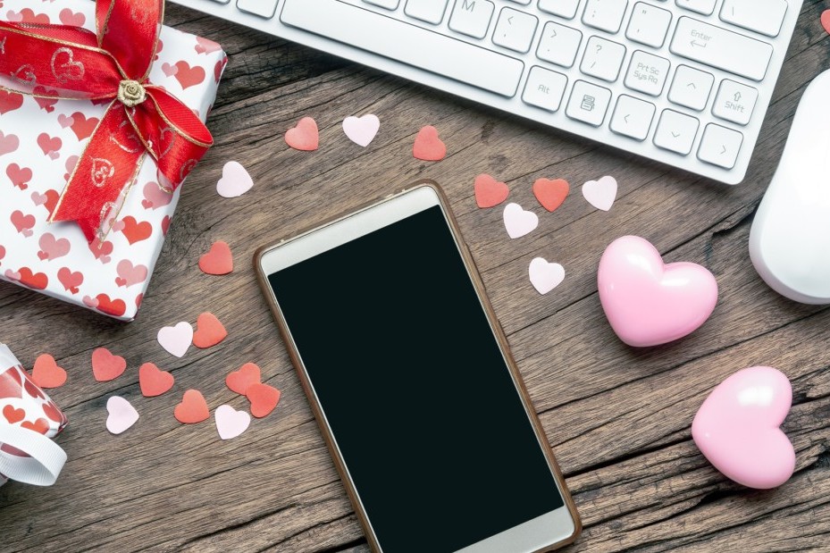 Laptop und Handy mit Herz Deko