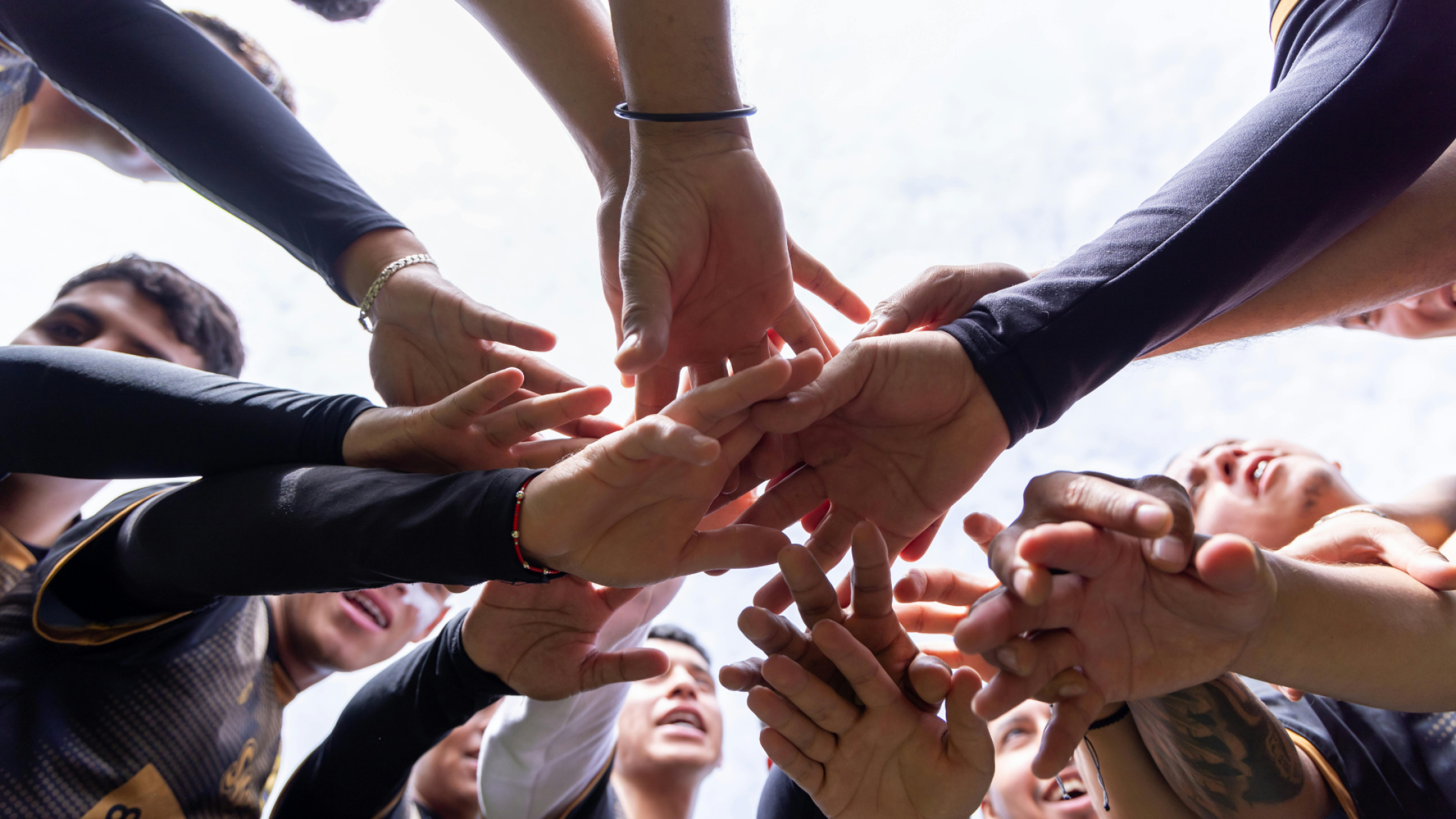 Team schlägt Hände ein 