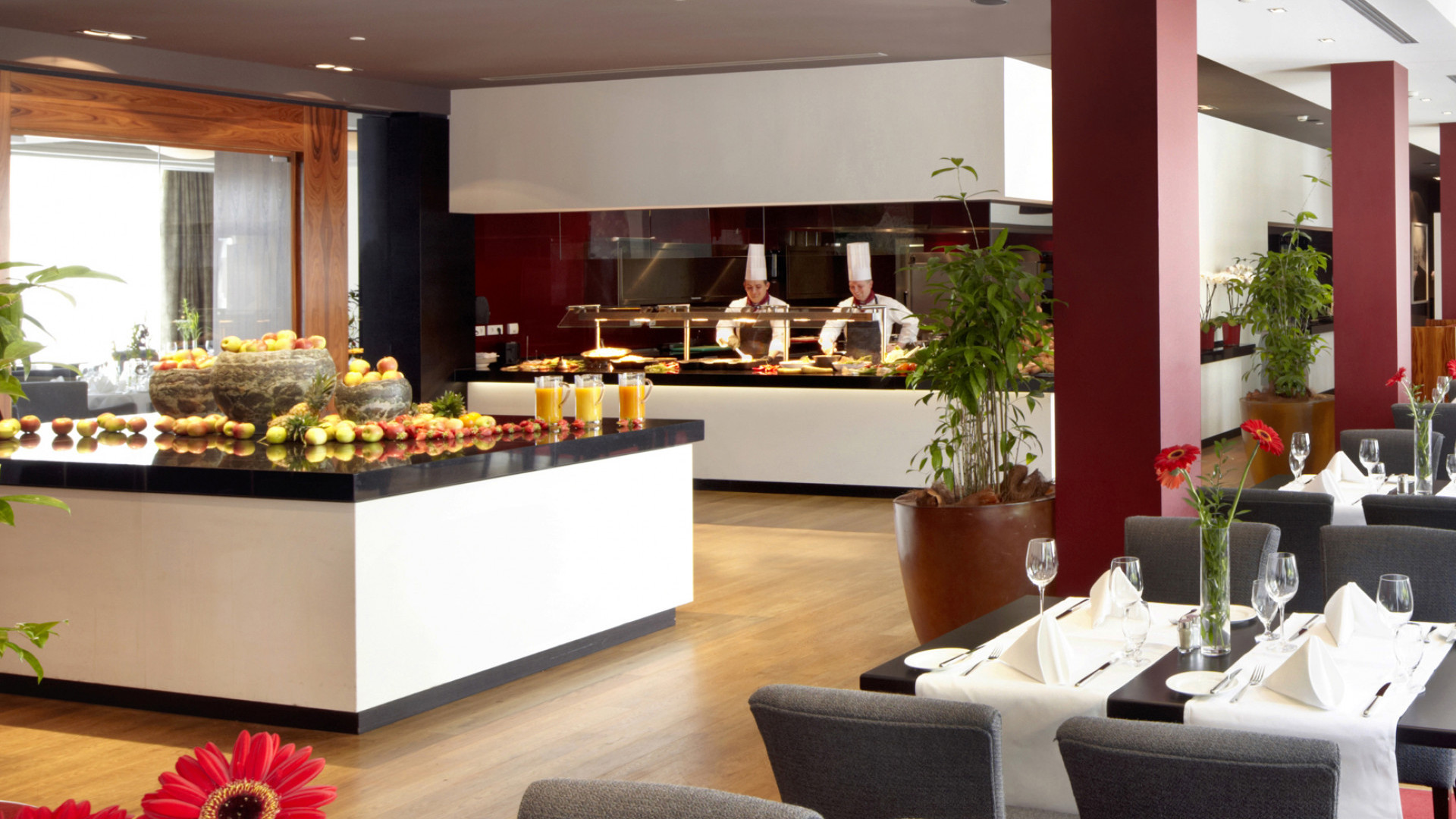 Restaurant mit Blick auf Showküche