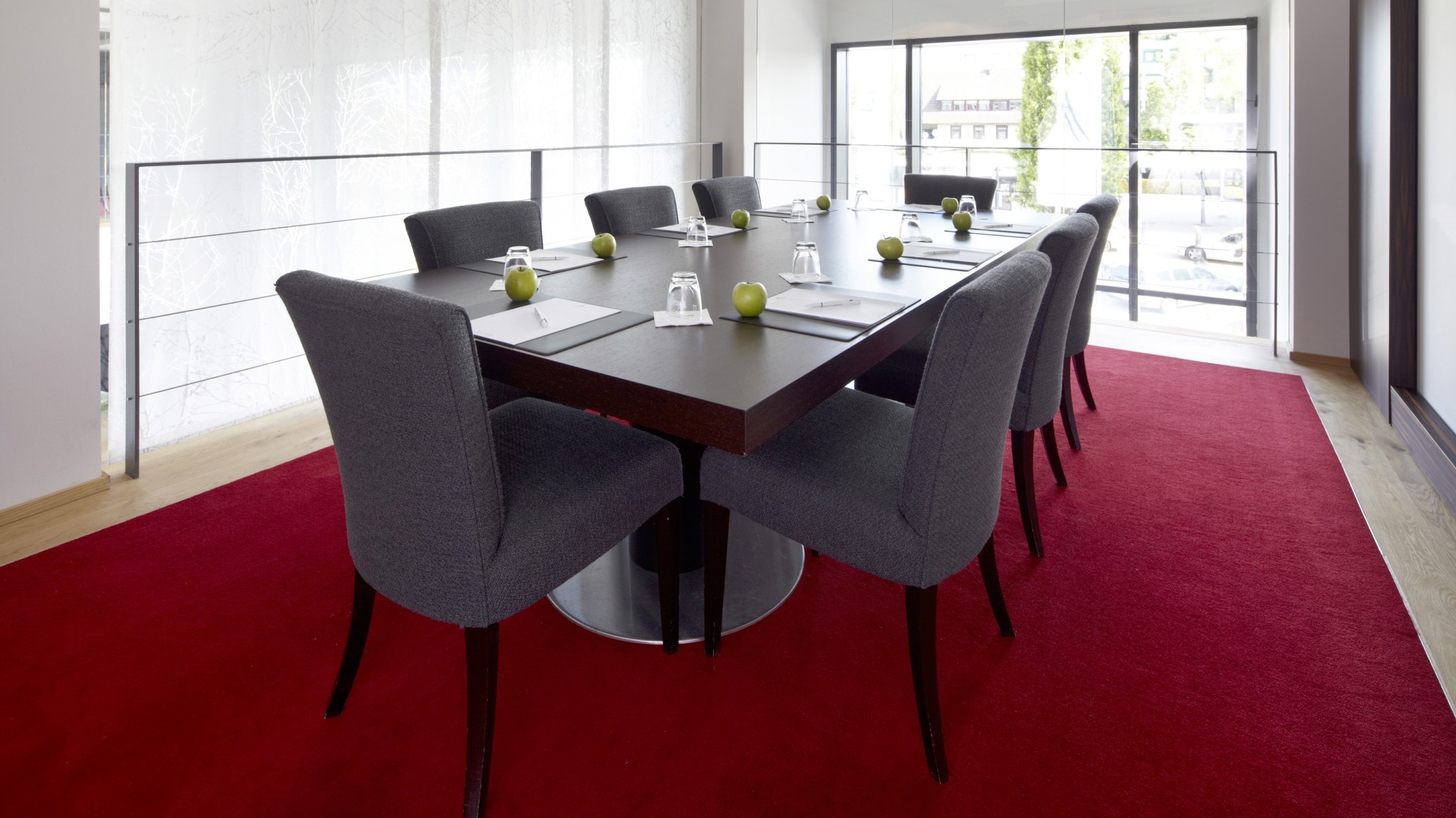 Besprechungsraum mit Glasfenstern