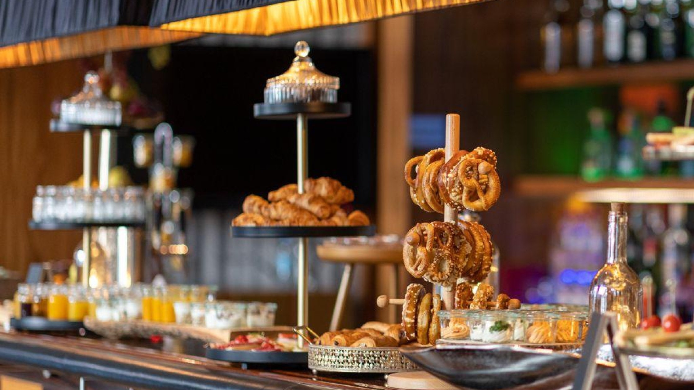 Kaffeepause im Parkhotel mit Brezeln und anderem Gebäck