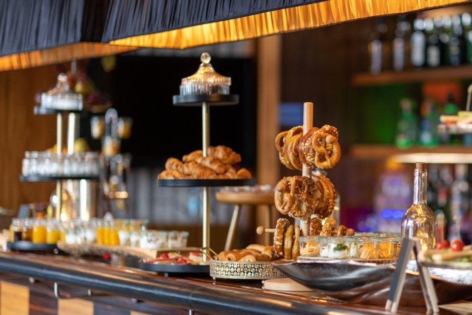Kaffeepause im Parkhotel mit Brezeln und anderem Gebäck
