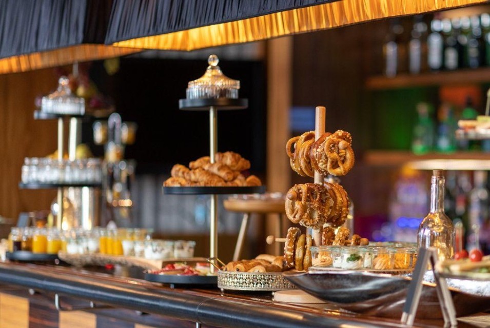 Kaffeepause im Parkhotel mit Brezeln und anderem Gebäck