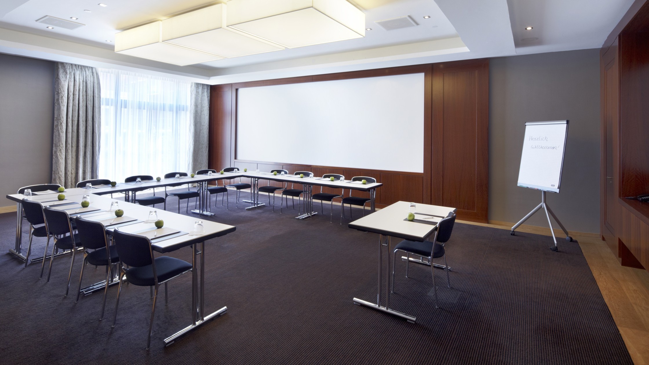 Großer Tagungsraum mit U-Bestuhlung