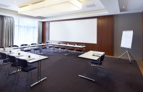 Großer Tagungsraum mit U-Bestuhlung