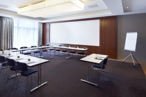 Großer Tagungsraum mit U-Bestuhlung