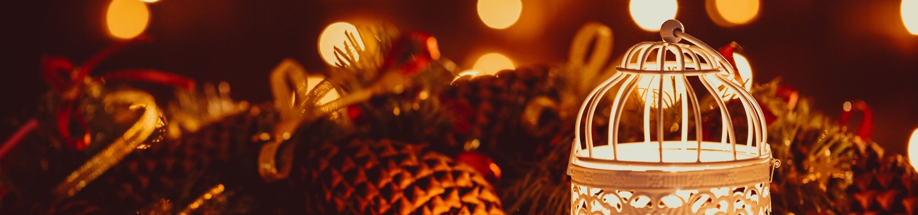 Weihnachtsdekoration mit Lichtern