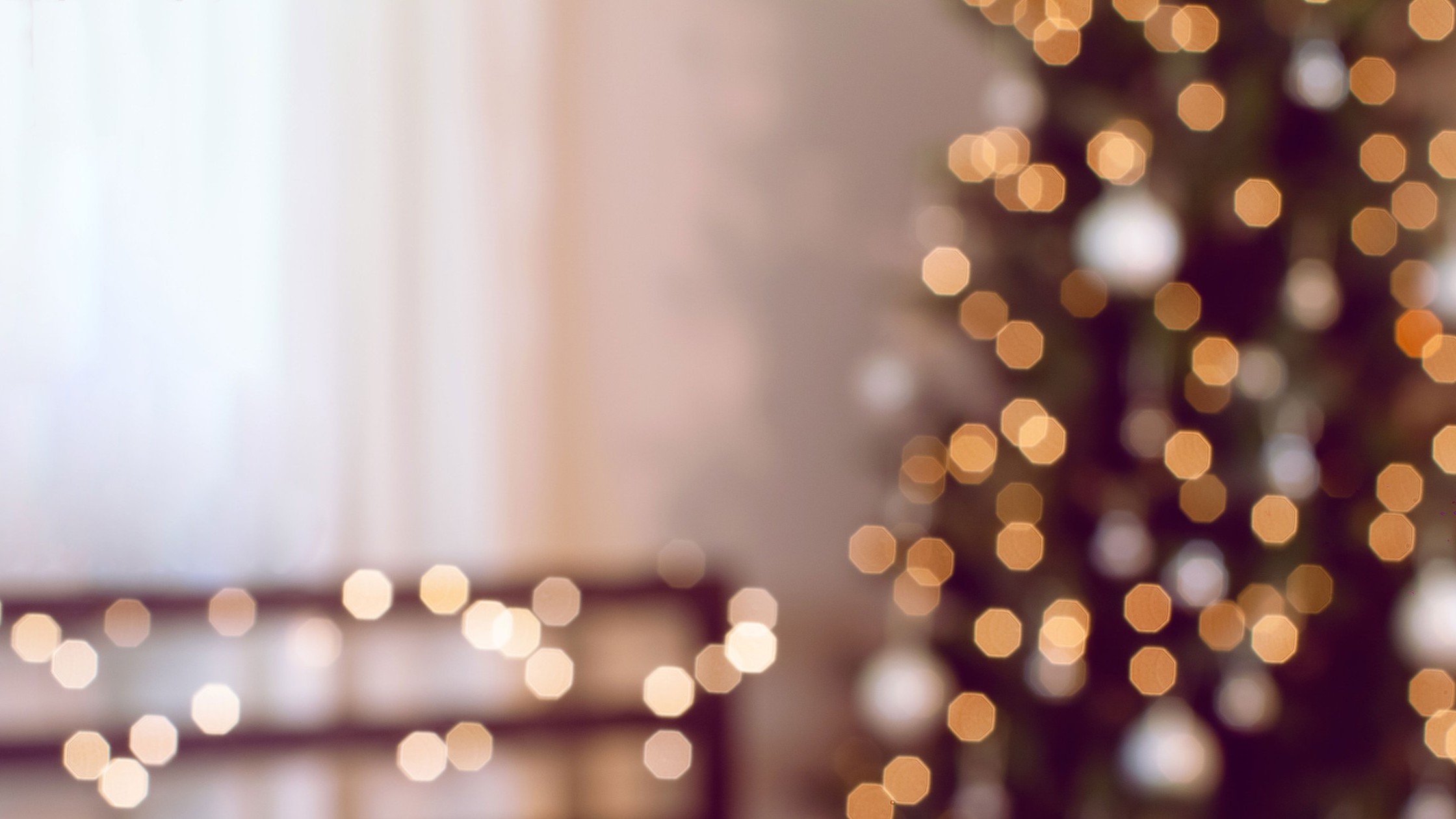 Weihnachtsbaum mit hellen Lichtern