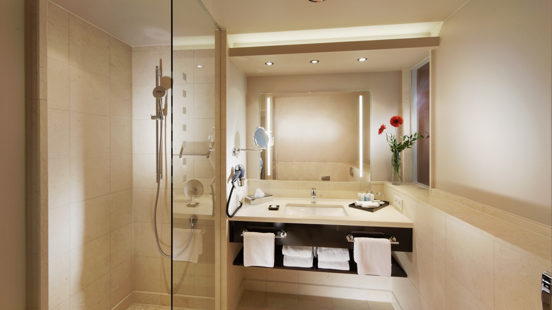 Badezimmer mit Dusche