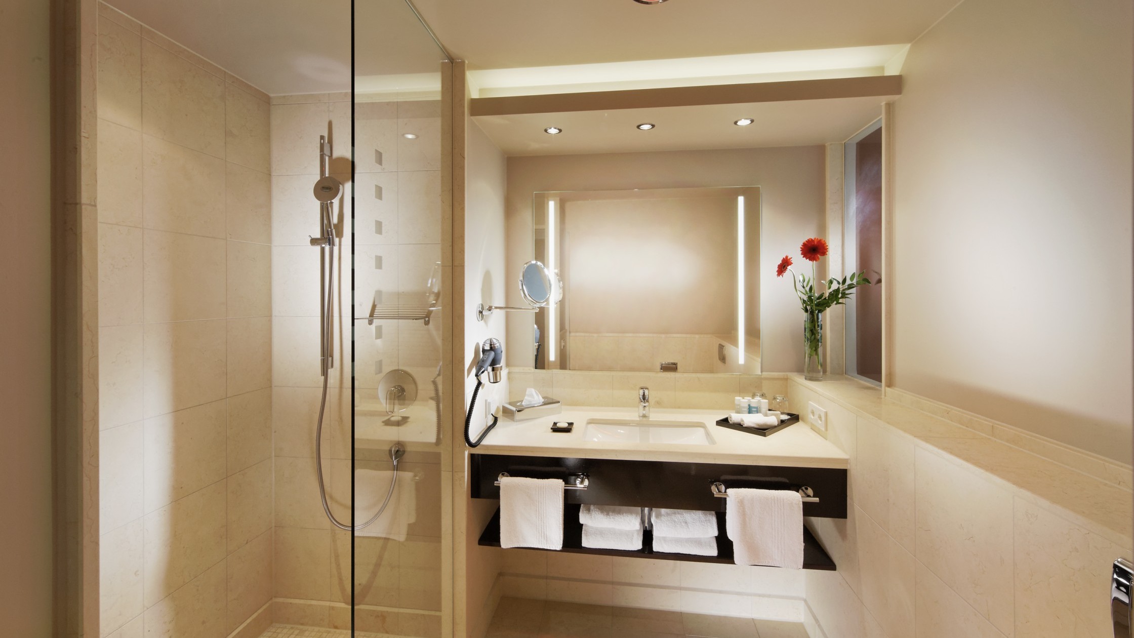 Badezimmer mit Dusche