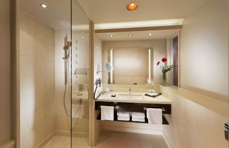 Badezimmer mit Dusche